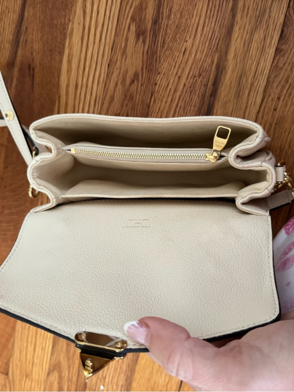 Louis Vuitton White Leather Crossbody with Gold Chain Strap - Picture 5 of 6